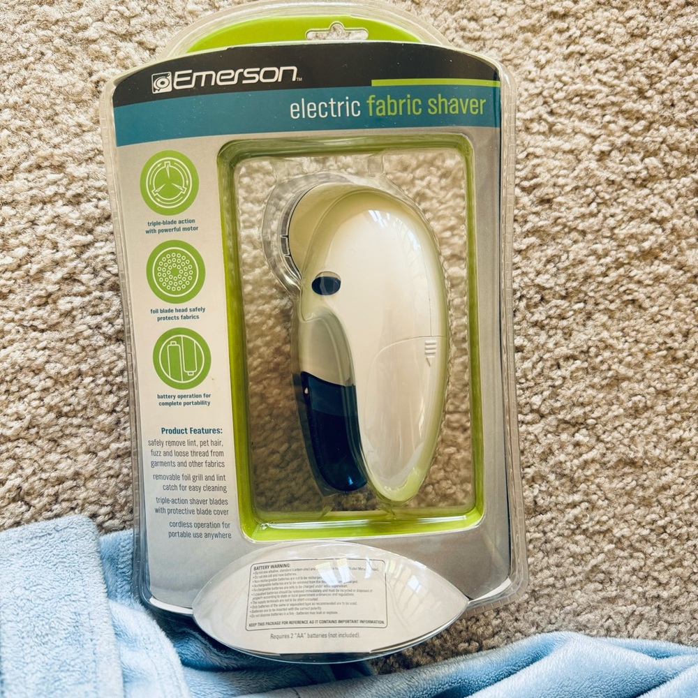NEW Emerson Electric Fabric Shaver 3 Blades Portable Battery Operated